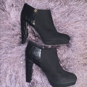 Women’s Heeled Boots w accented heel!